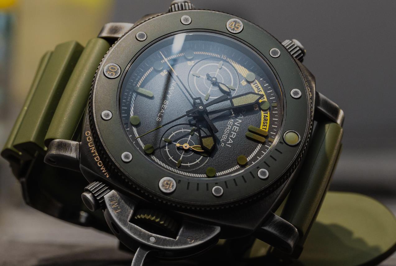 Der Fake Panerai Navy Seals Tauchfähige Flyback Chronographenuhr Mit Weicher Olivgrüner Gummikrone Vermittelt Eine Militärische Atmosphäre